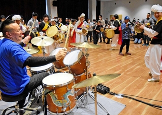 ドラムを演奏する梶原徹也さん（左）。演奏者も参加者も一体となってリズムを刻み、盛り上がった＝加古川市総合福祉会館