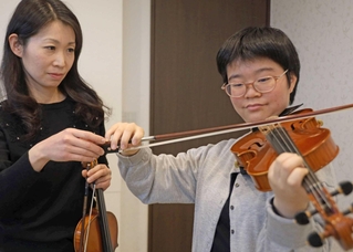 嶽崎あき子さん（左）から指導を受ける中尾華さん＝加古川市内