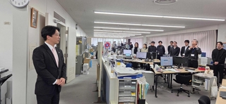 仕事納めとなる職員に声をかけて回る岡田康裕市長＝加古川市役所