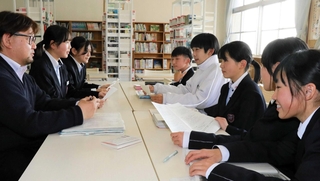 来年１月に発表する、阪神・淡路大震災に絡むドキュメンタリー番組について打ち合わせる陵南中学校放送部＝加古川市野口町水足