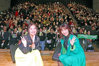 高砂に集まったファンと２５周年ツアーを締めくくった花＊花のおのまきこさん（右）とこじまいづみさん＝高砂市高砂町朝日町１