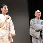 舞台に登壇した森寧々さん（左）とたかお鷹さん。撮影時の思い出や加古川への思いを語った＝加古川市加古川町北在家