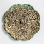 向かい合う鳳凰。「貼銀鍍金（ちょうぎんときん）双鳳走獣紋八稜鏡」（古代鏡展示館所蔵）