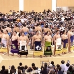 豪華な化粧まわしをつけた力士が並んだ土俵入り＝ＳＨＯＷＡグループ総合体育館