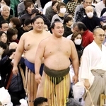 歓声を浴びて土俵に上がる大辻（中央）＝ＳＨＯＷＡグループ総合体育館