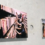 日常に溶け込んだマスクをイメージした写真も並ぶ＝高砂市米田町米田