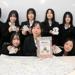 課題研究の授業で高砂染のシュシュや巾着付きキーホルダーを作って販売した松陽高校生活文化科の生徒＝高砂市曽根町