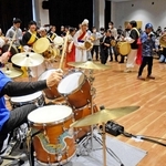 元ブルーハーツのドラマー梶原さん、加古川でリズムワークショップ　72人とセッション