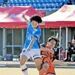 激しくボールを競り合う「チェント・クオーレ・ハリマ」の選手（左）＝ヤンマーフィールド長居