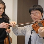 嶽崎あき子さん（左）から指導を受ける中尾華さん＝加古川市内