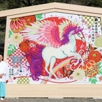 初めて大絵馬を手がけたイラストレーター寺原沙織さん（右）。ペガサスが飛び上がろうとしている＝高砂市阿弥陀町地徳