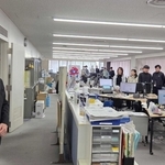 仕事納めとなる職員に声をかけて回る岡田康裕市長＝加古川市役所