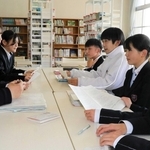 来年１月に発表する、阪神・淡路大震災に絡むドキュメンタリー番組について打ち合わせる陵南中学校放送部＝加古川市野口町水足