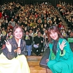 高砂に集まったファンと２５周年ツアーを締めくくった花＊花のおのまきこさん（右）とこじまいづみさん＝高砂市高砂町朝日町１