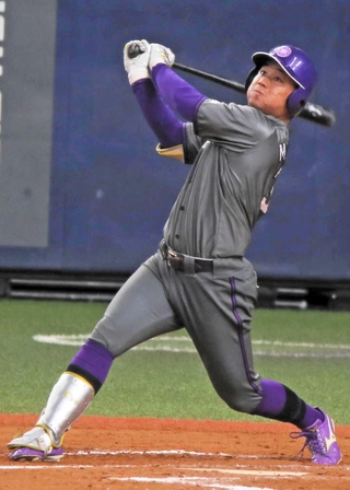 痛烈な打球を放つヤマハの森川凌選手＝京セラドーム大阪
