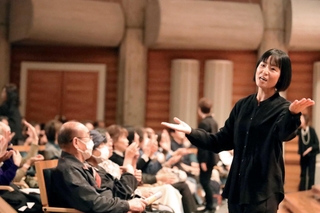 ステージから客席に下りて観客と一緒に歌う場面もあった＝たんようウェルネスパーク