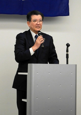 幹部職員らを前に新年の訓示をする高砂市の都倉達殊市長＝高砂市役所