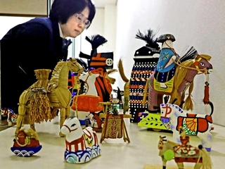 日本各地の「馬」の郷土玩具が並ぶ＝あかりの鹿児資料館