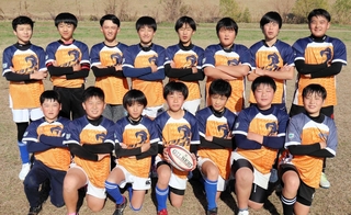 「ラグビーマガジンＣＵＰ」に出場する加古川ラグビースクールの選手たち＝加古川河川敷