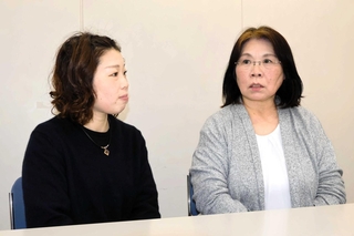 震災のあった当時を振り返る小林早苗さん（右）と奥野陽子さん＝加古川市加古川町北在家