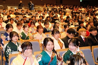 気持ちを新たに式典に臨む参加者たち＝加古川市加古川町北在家