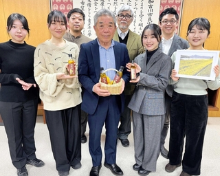 加古川産菜種油の商品化に携わった志方東営農組合の丸山良作代表理事（中央）や関係者ら＝加古川市役所