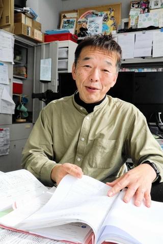 昨夏に実施した能登半島地震の被災地支援活動について振り返る兵庫大・田辺哲雄教授＝加古川市平岡町新在家