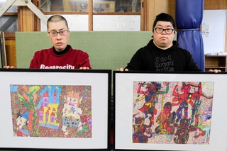 第３１回兵庫ふれあい美術展で佳作に選ばれた垣内健太さん（左）と高山智文さん＝高砂市米田町塩市