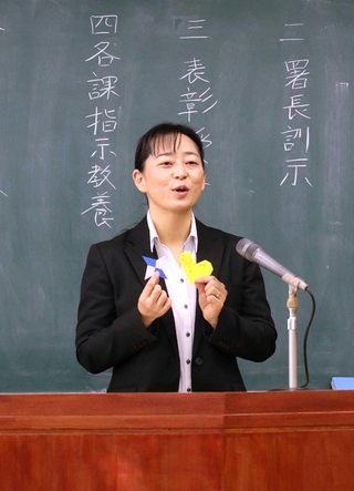 １００人の署員を前に阪神・淡路大震災の経験を語る下村政美警部補＝加古川署