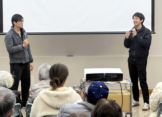 トークショーで上映作品「コーヒーブレーク」の製作秘話や裏話などについて語る大西貴也監督（右）と大岩主弥アクション監督（左）＝加古川市野口町水足