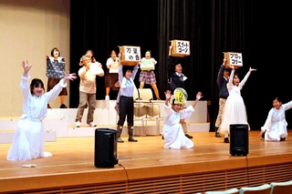 本番へ向けて稽古を重ねる出演者たち。舞台上では立ち位置などを確認した＝稲美町国安