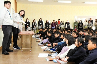 高砂市危機管理室の職員と災害時に必要な物を考える荒井小４年生＝高砂市荒井町東本町