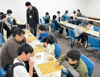自由対局コーナーで腕を磨く小学生たち＝かこがわ将棋プラザ