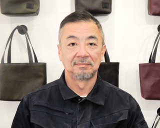 高砂市高砂町の「御影屋」で独自に再現した「松右衛門帆」の製品を販売する柿木貴智さん（５４）