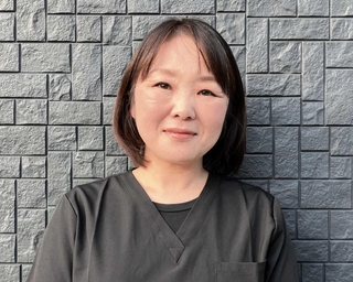 父の介護の傍ら、稲美町で小中学生などを対象に「麗萌書道教室」を営む岡崎恵美子さん（４９）