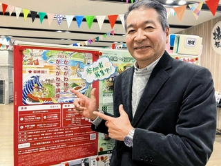最終回となる「かこがわ検定」の受検を呼びかける「すっきゃ加古川」の池田吉弘さん＝加古川市加古川町寺家町
