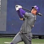 痛烈な打球を放つヤマハの森川凌選手＝京セラドーム大阪