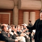 ステージから客席に下りて観客と一緒に歌う場面もあった＝たんようウェルネスパーク