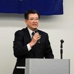 幹部職員らを前に新年の訓示をする高砂市の都倉達殊市長＝高砂市役所