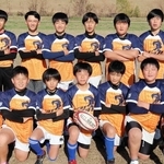 「ラグビーマガジンＣＵＰ」に出場する加古川ラグビースクールの選手たち＝加古川河川敷