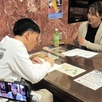 ヒューマン講談創作に向けて伊藤美子さん（右）から半生を聞き取る旭堂南歩さん＝加古川市加古川町溝之口