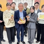 加古川産菜種油の商品化に携わった志方東営農組合の丸山良作代表理事（中央）や関係者ら＝加古川市役所