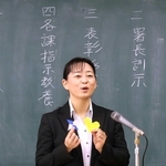 １００人の署員を前に阪神・淡路大震災の経験を語る下村政美警部補＝加古川署