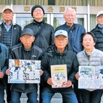 冊子を作成した「中西村ふれあい塾」のメンバーら＝加古川市西神吉町中西（松村聰さん提供）