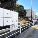 市役所の近くに設置されたポスター掲示板。市域が広い加古川市選管は「何とか公示日までに設置を完了したい」と話す＝加古川市加古川町北在家