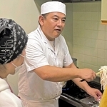 参加者においしいうどんの作り方を伝授する丸亀製麺の木村成克さん（中央）＝加古川総合文化センター