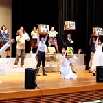 本番へ向けて稽古を重ねる出演者たち。舞台上では立ち位置などを確認した＝稲美町国安