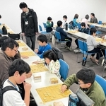 自由対局コーナーで腕を磨く小学生たち＝かこがわ将棋プラザ