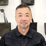 高砂市高砂町の「御影屋」で独自に再現した「松右衛門帆」の製品を販売する柿木貴智さん（５４）