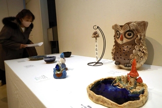 かわいらしいフクロウのつぼなどが並ぶ＝加古川総合文化センター